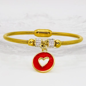Dettaglio del bracciale a catena serpente dorata con ciondolo a cuore smaltato rosso e chiusura