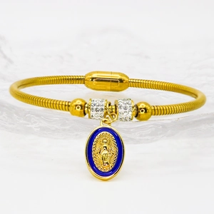 Dettaglio del ciondolo della Vergine Maria su bracciale dorato con smalto blu e strass