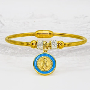 Dettaglio bracciale dorato con medaglia Vergine Maria, smalto blu e chiusura magnetica