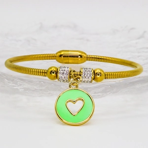 Dettaglio bracciale a catena serpente dorata con ciondolo a cuore verde e chiusura