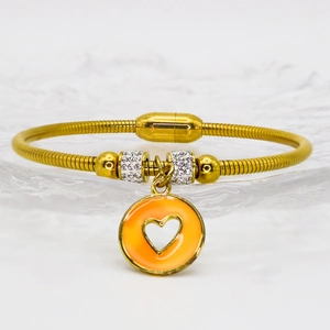 Dettaglio del bracciale a catena serpente dorata con cuore e chiusura magnetica