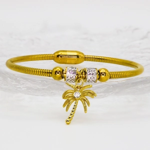 Détail du bracelet chaîne serpent dorée avec pendentif cocotier en zircon et fermoir magnétique