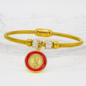 Dettaglio del bracciale religioso dorato con medaglia Maria in smalto rosso e chiusura magnetica