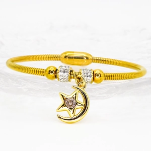 Detail einer goldenen Schlangenkette mit Kristallperlen und Mond-Stern-Anhänger