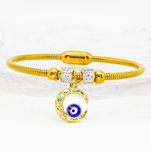 Makro-Detail des goldenen Schlangenarmbands mit Mondsichel, blauem Auge und Magnetverschluss