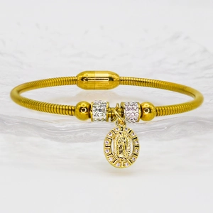 Détail d'un bracelet chaîne serpent doré avec pendentif Vierge et fermoir aimant