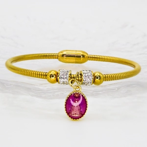 Détail du bracelet chaîne serpent doré avec pendentif religieux violet et zircons brillants