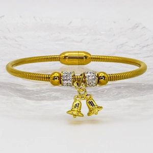 Detail eines Gold Schlangenarmbandes mit Magnetverschluss und diamantbesetzten Glocken