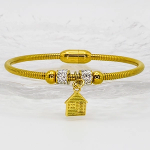 Goldenes Edelstahlarmband mit Magnetverschluss und filigranem Hausanhänger-Detail