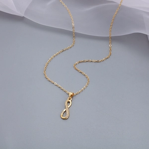 Makro-Detail der Unendlichkeits-Halskette in Gold mit schimmernden weißen Zirkonia