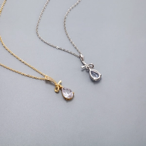 Eleganti collane in oro e argento con fiocchi e cristalli di zircone a forma di goccia