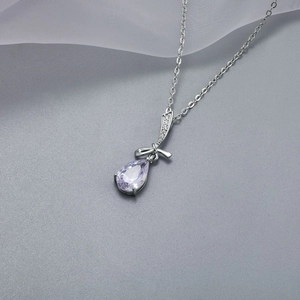 Dettaglio della collana con fiocco in argento con gemma viola a goccia e zirconi brillanti