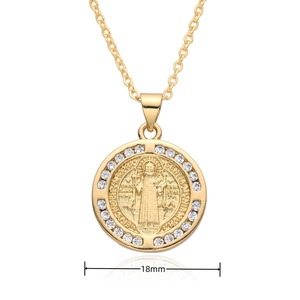 Collar de medalla de San Benito chapado en oro de 18k con incrustaciones de circonitas