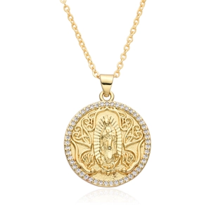 Detalle macro del medallón de la Virgen María dorado con halo de circonitas brillantes
