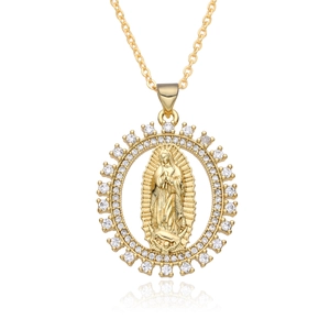 Détail du pendentif doré Notre-Dame de Guadalupe avec incrustation de zircones