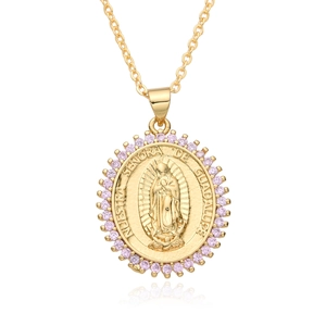Détail du collier religieux doré 18 carats avec pendentif Vierge Marie et zircons roses