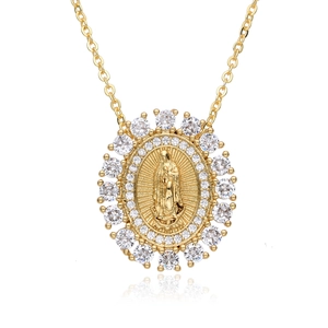 Détail du pendentif religieux Vierge Marie en plaqué or avec des cristaux de zircon