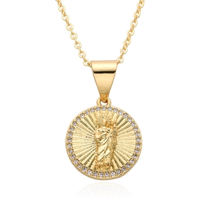 Detalle de colgante religioso de oro de 18k con borde de circonitas y figura sacra