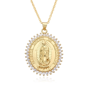 Détail du pendentif Vierge de Guadalupe plaqué or 18 carats et serti de zircons brillants