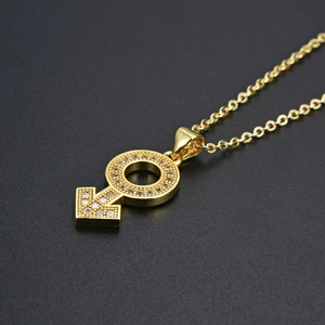 Macro-detail van de gouden mannelijke symbool hanger met glanzende zirkonia op ketting