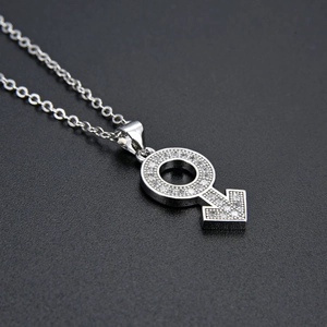 Detail van de hiphop mannelijke symbool hanger met CZ-stenen aan een fijne ketting