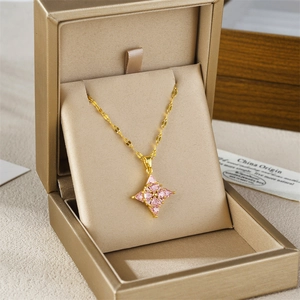 Collar de acero de titanio con colgante de estrella de cuatro puntas y circón rosa corazón