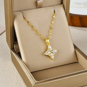 Elegante collar dorado con colgante de estrella brillante en una caja de joyería de lujo