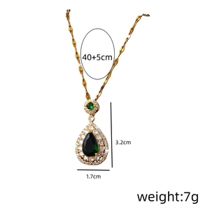 Collana di lusso in oro con ciondolo a goccia di smeraldo verde e cornice in zircone