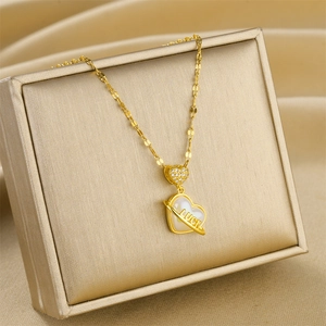 Gouden hartvormige ketting met witte schelpinlay en Luck gravure op sieraden doosje