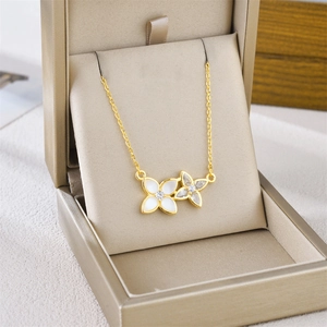 Collar de trébol de cuatro hojas dorado con esmalte blanco y cristales en caja de regalo