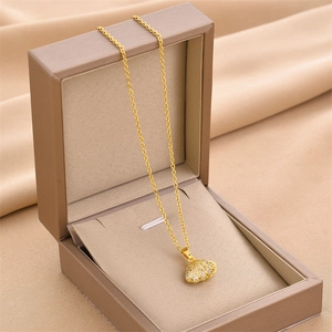 Elegante Halskette aus Titan mit Muschelanhänger und Zirkonia-Besatz in Gold für Damen