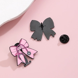 Broche en émail stéthoscope avec nœud rose et fermoir papillon pour infirmières