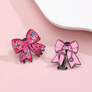 Détail de broches nœud rose en émail avec stéthoscope et icônes médicales pour infirmière
