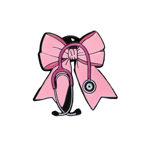 Détail d'un pin's en émail avec un nœud rose et un stéthoscope médical design
