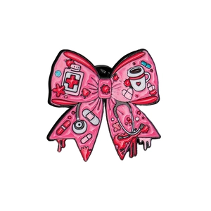 Broche en émail avec nœud rose, stéthoscope médical et motifs de flacons de médecine