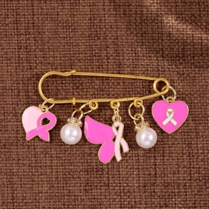 Brosche zur Brustkrebs-Prävention mit rosa Schleife, Perlen und Herzanhängern in Gold