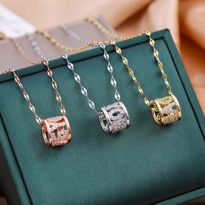 Détail des pendentifs d'amour en acier inoxydable avec zircone en trois finitions de métal