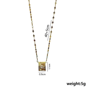 Collier en acier titane doré avec pendentif cylindrique orné de cristaux sur chaîne 40cm