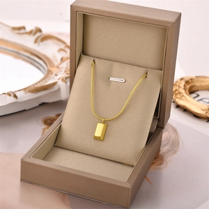 Collar con colgante de barra de oro minimalista y cadena de serpiente en caja de regalo de lujo