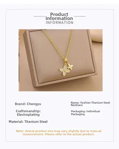 Vue détaillée du collier avec pendentif double trèfle en acier au titane doré