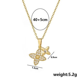 Collier en acier titane doré avec doubles pendentifs trèfles et détails de mesure précis