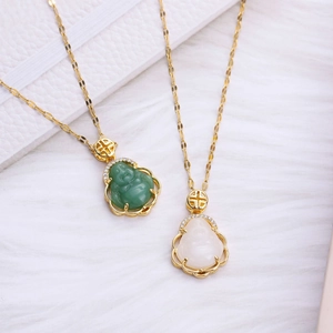 Colgantes de Buda en calcedonia verde y blanca con cadenas de acero inoxidable chapadas en oro