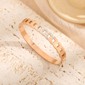Rose gold twisted link bracelet featuring sparkling zircon inlay in a cutout chain design