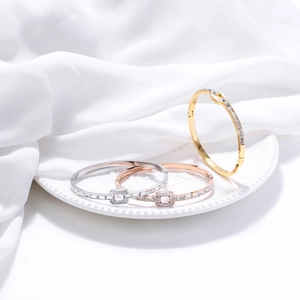 Bracelet Jonc en Acier Titane Design de Niche Pour Femmes Strass Rectangulaires Incrustés Minimaliste Électroplaqué Bijoux