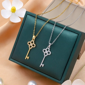 Luxury Clover Key Pendant Necklace For Women Zirconia Inlaid Alloy Gold Silver Plated Chain Necklace Fashion Jewelry
