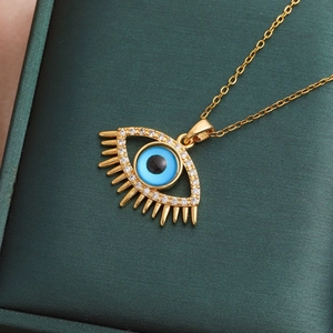 Vergulde Turkse boze oog ketting met blauwe hanger en wimperachtige details