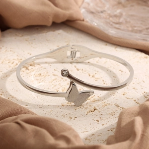 Elegant 18k silver-plated butterfly bangle with frosted details and diamond accent