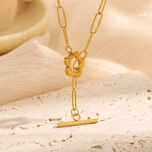Elegant 18K gold-plated paperclip necklace with hollow flower ring and T-bar pendant