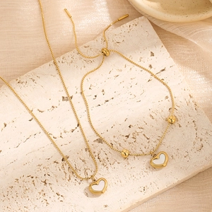 Ensemble bijoux cœur doré élégant avec incrustation de nacre et chaîne ajustable