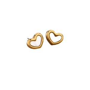Boucles d'oreilles cœur dorées avec incrustation de nacre sur fond blanc épuré